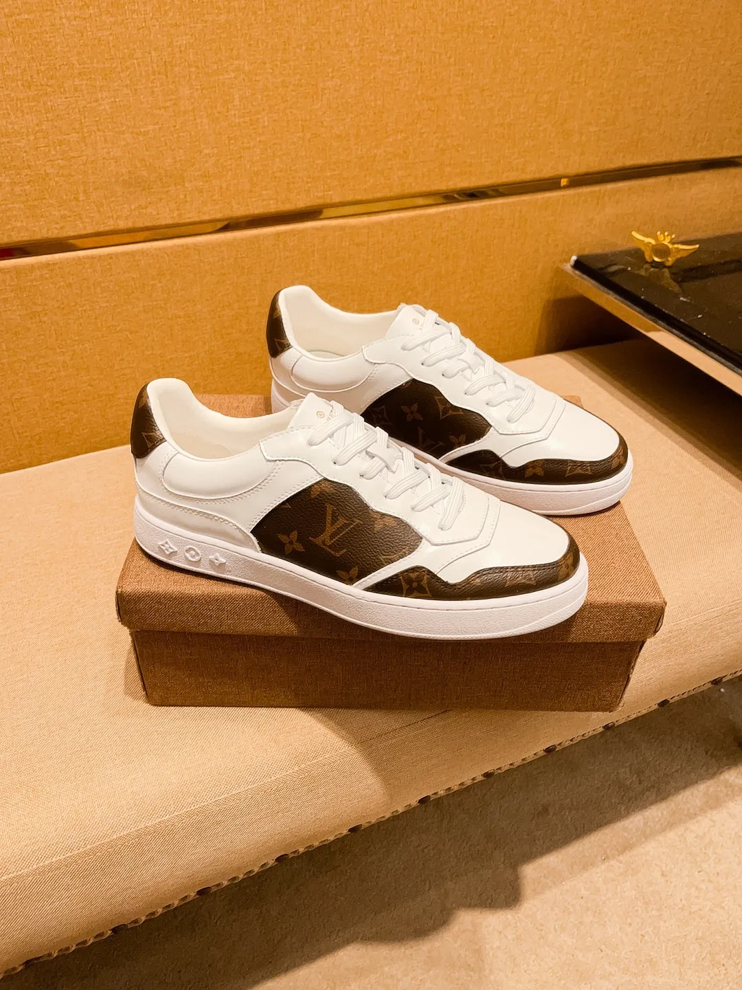 Men's shoes💰 400💰[LV]🔥Louis Vuitton, high-end men's shoes brand, official website 1:1 latest masterpiece: the upper is made of Italian imported first-layer cowhide with a comfortable and breathable lining➕original non-slip and wear-resistant outsole🔥, making walking more convenient and comfortable! An exclusive new model, a stunning work, a beautiful 1:1 replica [color] compared to the official quality! Create a fashionable personality to set off your uniqueness! A must-have for trendy men! Classic🔥Size: 38-44 Color: 🔥Multiple colors available🔥